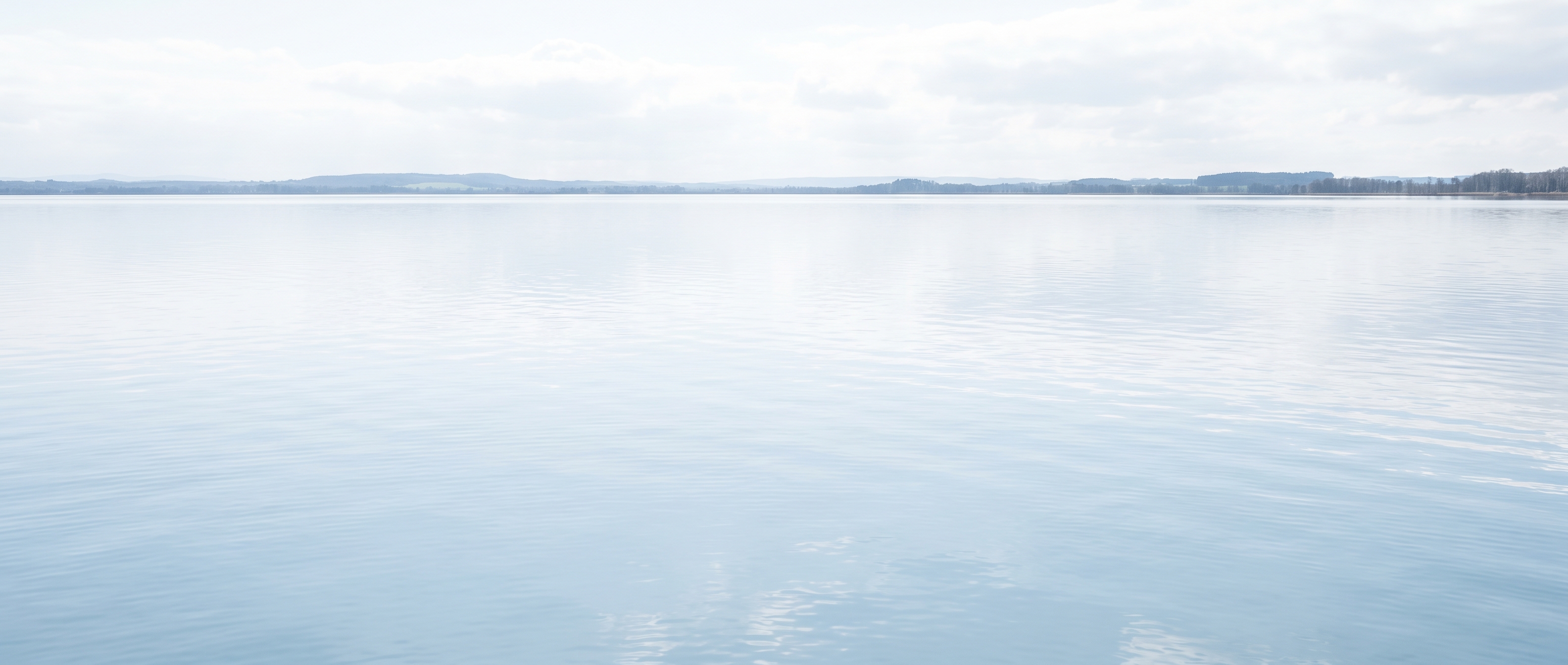 Surface d'eau calme et lumineuse évoquant la sérénité